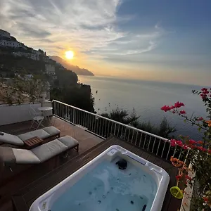https://seajewelsdeluxurysuites.hotels-amalfi.com